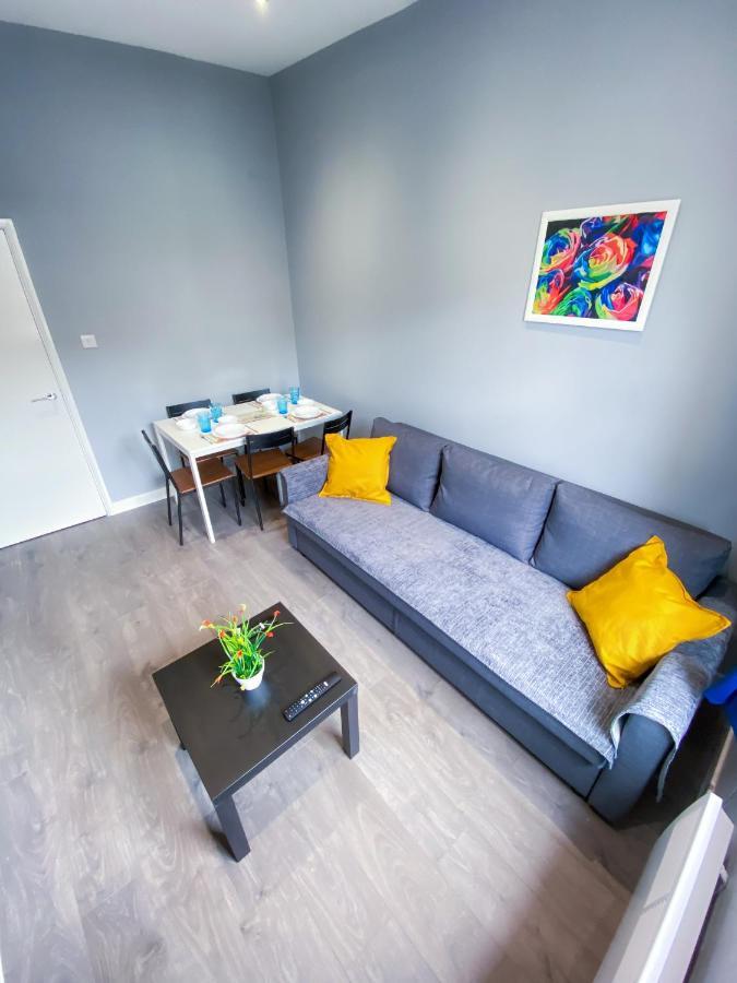 Stylish 1 Bedroom Flat In Wood Londra