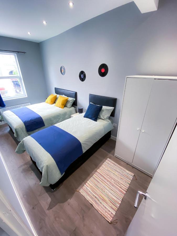 Stylish 1 Bedroom Flat In Wood Londra